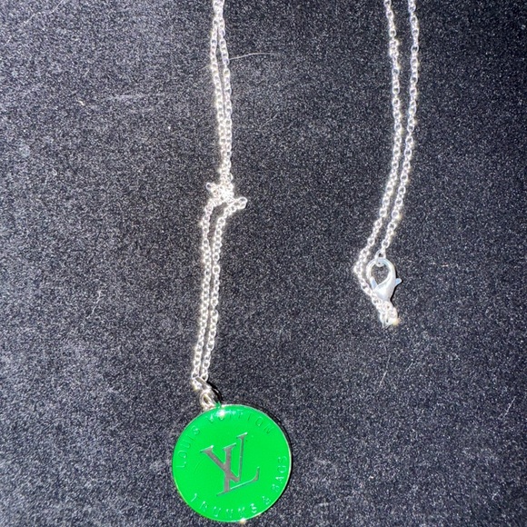 nobrand Jewelry - Green and Silver Trunks and bags Medallion Necklace